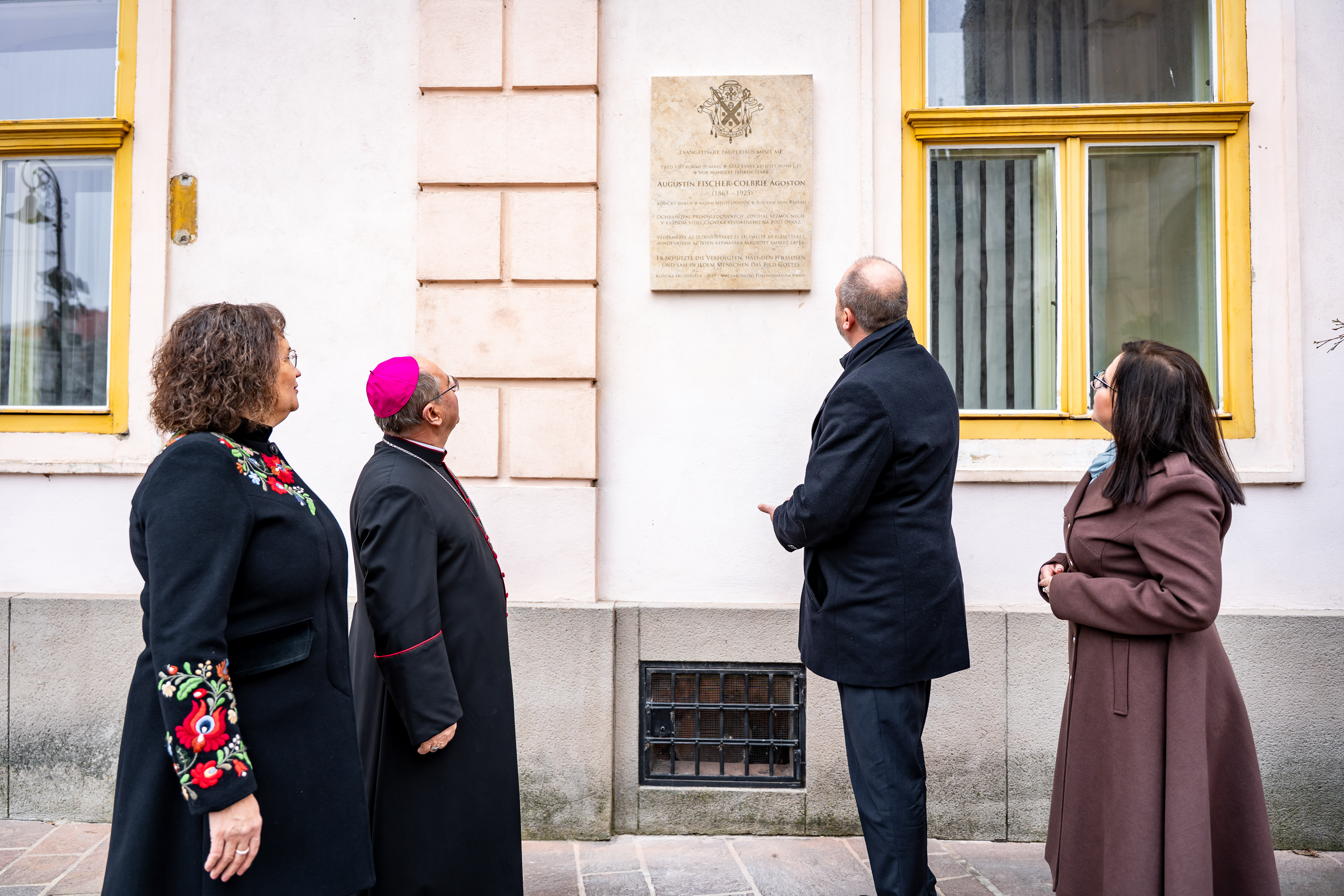 Slavnostne odhalenie pamatnej tabule na pocest kosickeho biskupa Augustina Fischer-Colbrieho-36